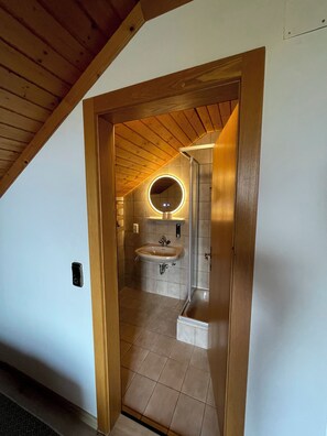 Grand-Suite, Mehrere Betten | Badezimmer | Badewanne und Dusche (separat), Haartrockner, Handtücher