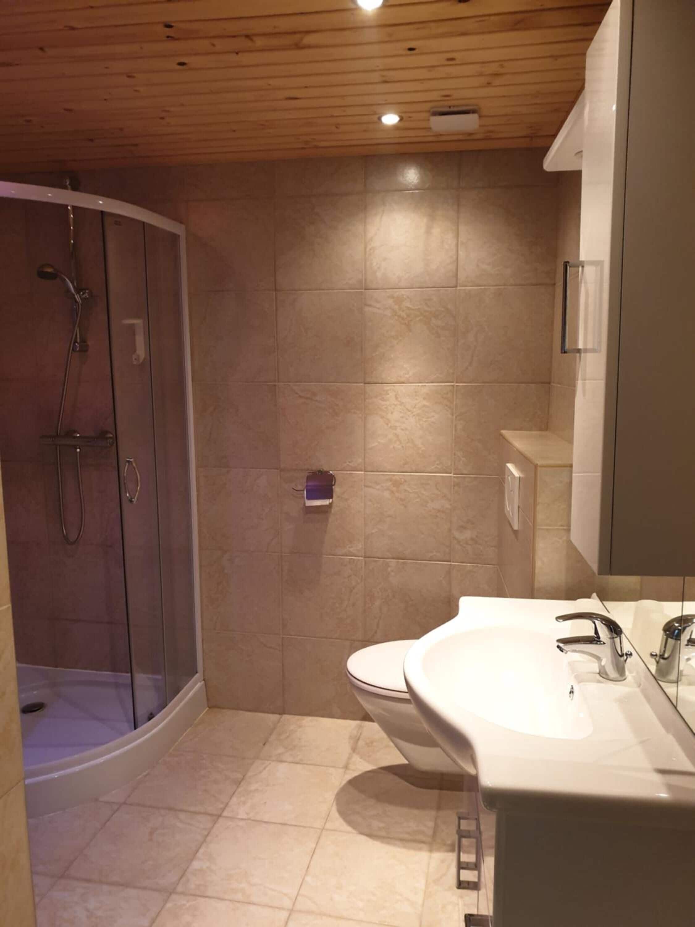 separate bathtub and shower, hair dryer, towels