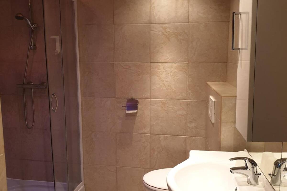 separate bathtub and shower, hair dryer, towels