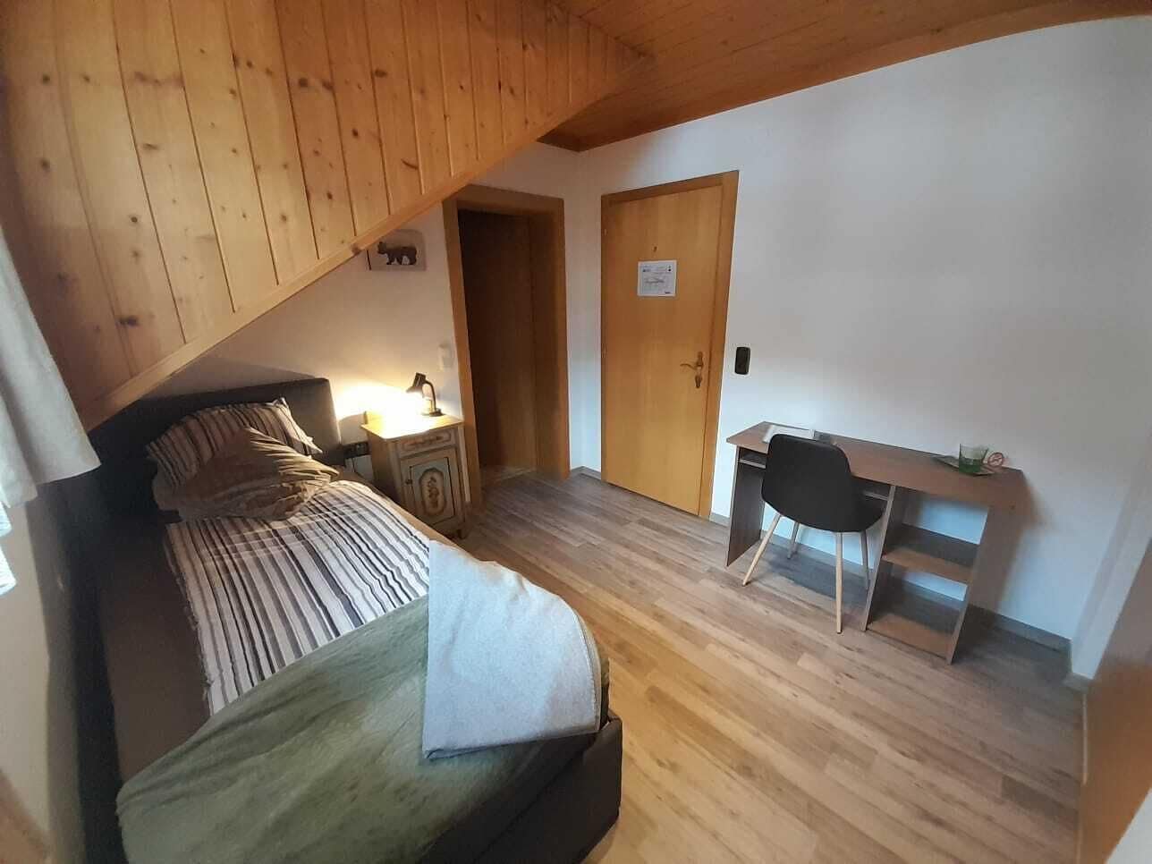 Traditional Single Room | In-room safe, desk, free WiFi, bed sheets