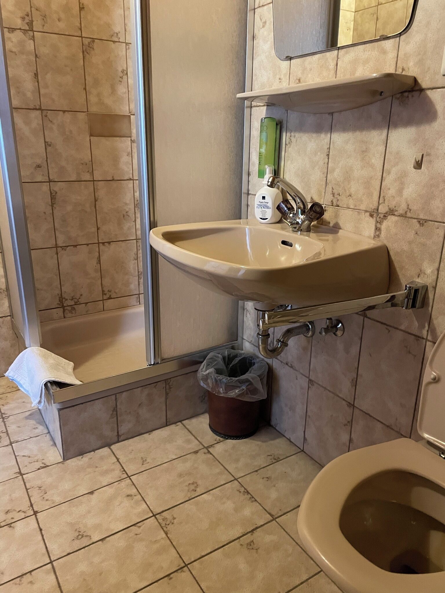 separate bathtub and shower, hair dryer, towels