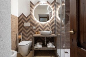 Douche, bidet, serviettes fournies
