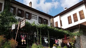 Un edificio con un muro de piedra y un letrero que indica un restaurante.