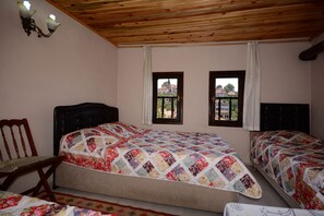 Chambre Quadruple Familiale | Bureau, rideaux occultants, fer et planche à repasser, Wi-Fi gratuit