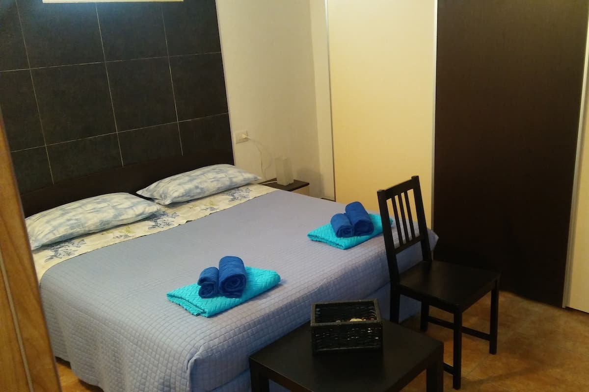Cots/infant beds, rollaway beds, free WiFi, bed sheets