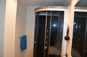Phòng 3 tiện nghi đơn giản | Buồng tắm vòi sen