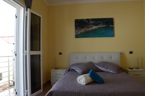 Exclusive-huone, 1 parisänky, terassi, merinäköala | Minibaari, pimennysverhot, lisävuoteet, ilmainen Wi-Fi