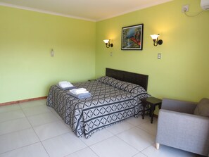 Habitación superior con 1 cama doble o 2 individuales | Escritorio, cortinas opacas, camas supletorias y wifi gratis