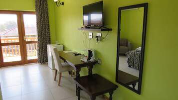 Phòng đôi hoặc 2 giường đơn Superior | Bàn, màn/rèm cản sáng, giường gấp/giường phụ (phụ phí)