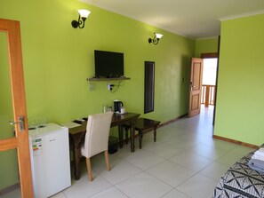 Habitación superior con 1 cama doble o 2 individuales | Escritorio, cortinas opacas, camas supletorias y wifi gratis