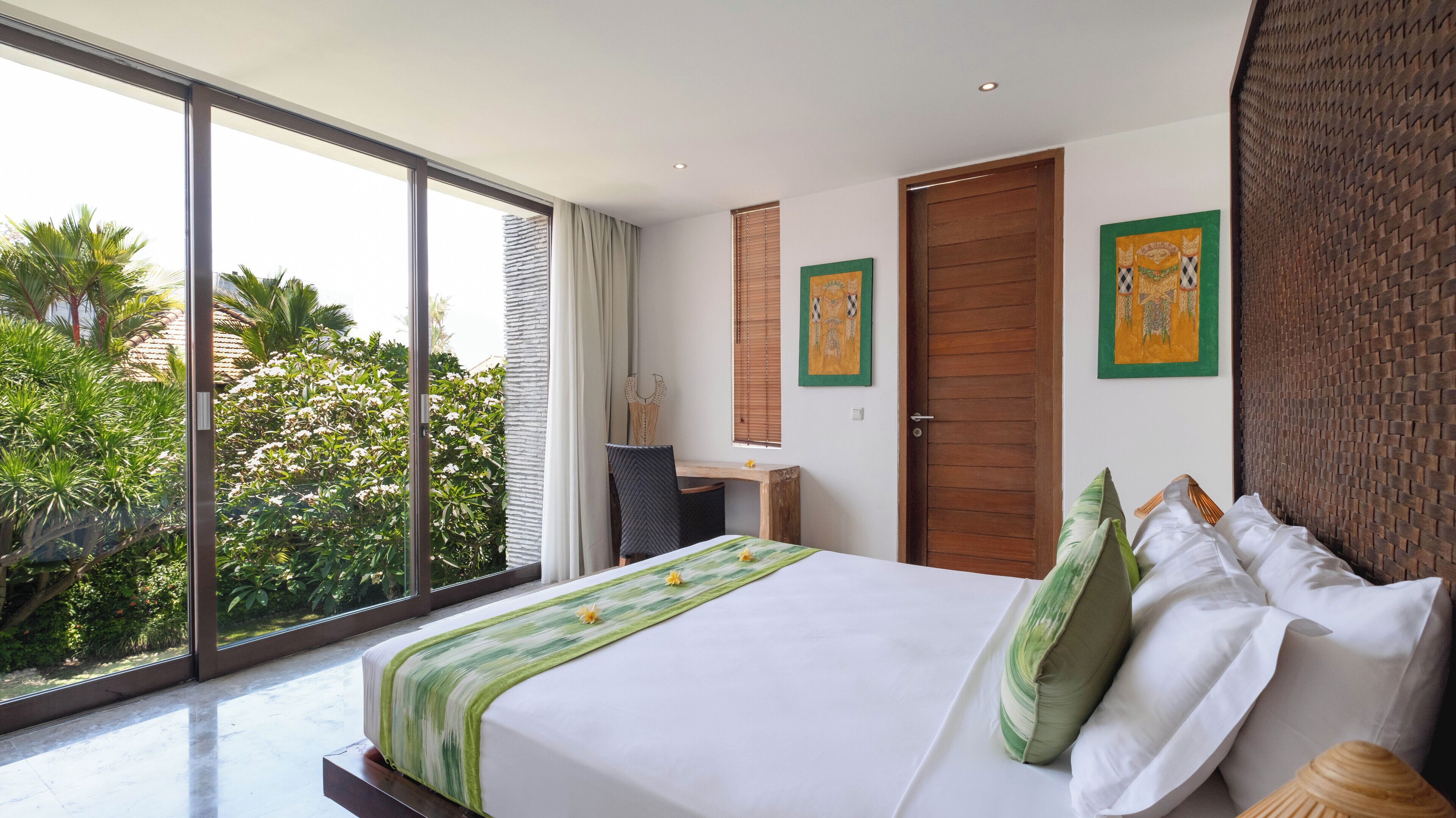 Vila família | Cofres nos quartos, escrivaninha, espaço de trabalho para notebook