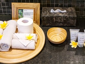 Vila lua de mel | Comodidades do banheiro | Chuveiro com efeito de chuva, produtos de toalete grátis