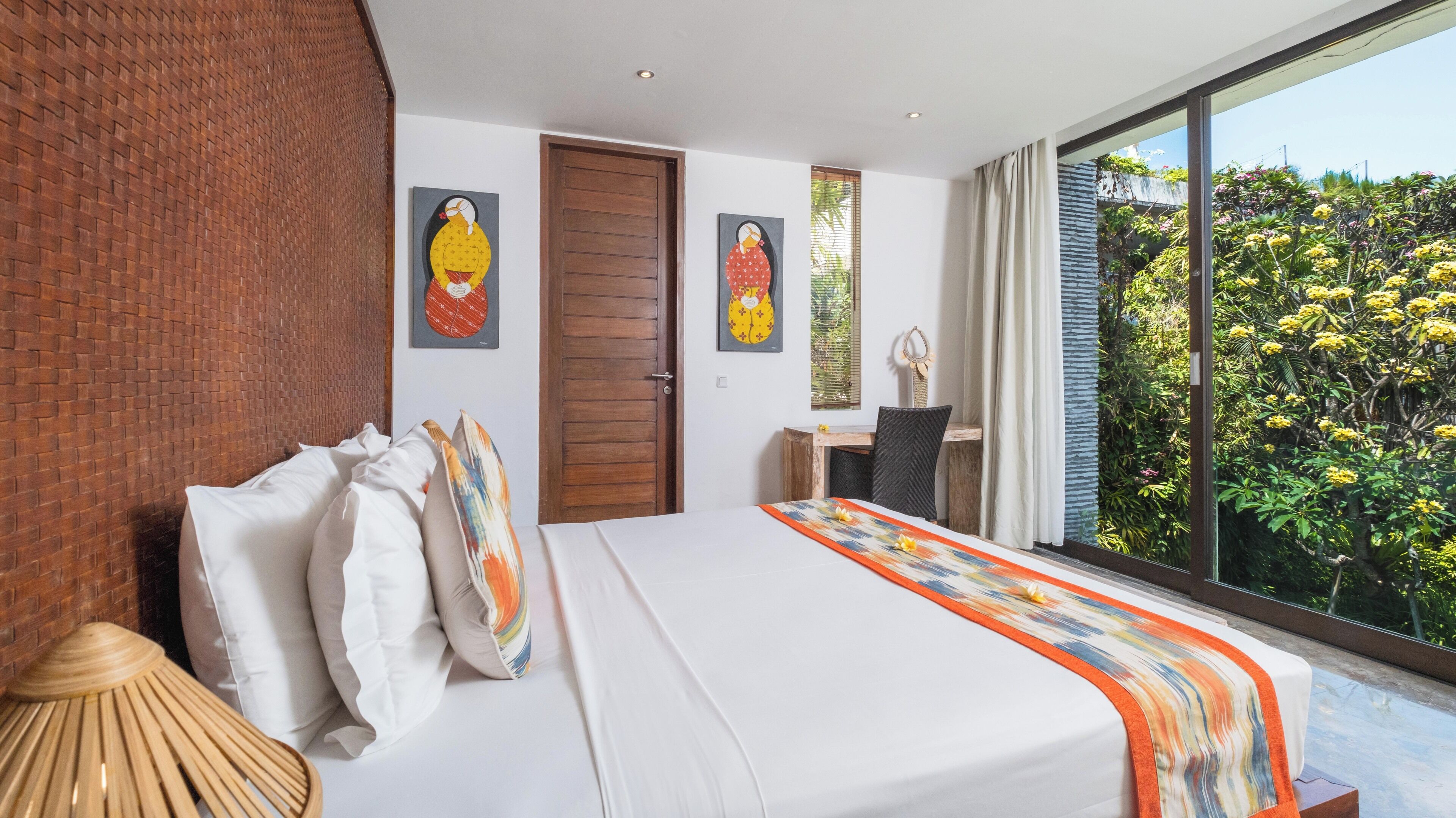 Vila família | Cofres nos quartos, escrivaninha, espaço de trabalho para notebook