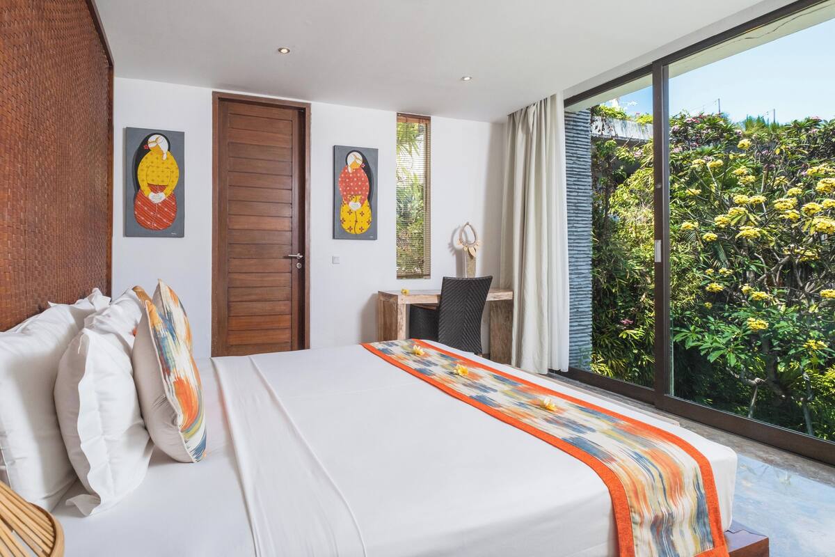 Vila família | Cofres nos quartos, escrivaninha, espaço de trabalho para notebook