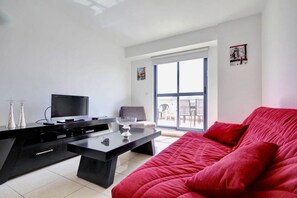 Apartamento premium | Área de estar | TV de plasma