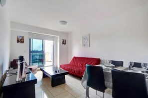 Apartamento premium | Área de estar | TV de plasma