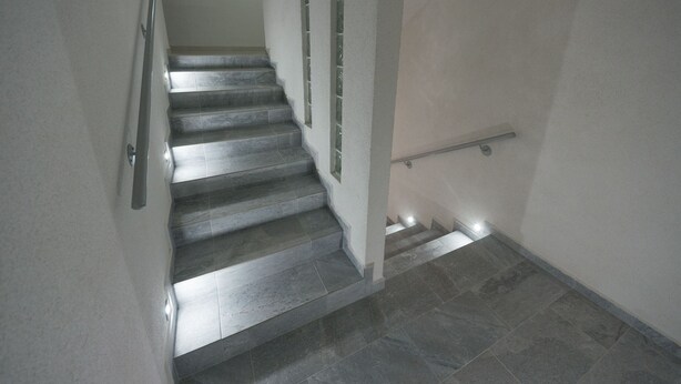 A staircase with metal handrails and stone steps. - Guest House Vipabo (Rewal)