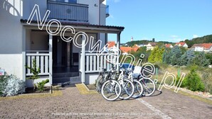 A building with a covered entrance, bicycles parked outside, and a clear sky. - Guest House Vipabo (Rewal)