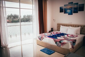 奢华套房, 1 张特大床, 吸烟房 | 高档床上用品、羽绒被、Select Comfort 床、迷你吧