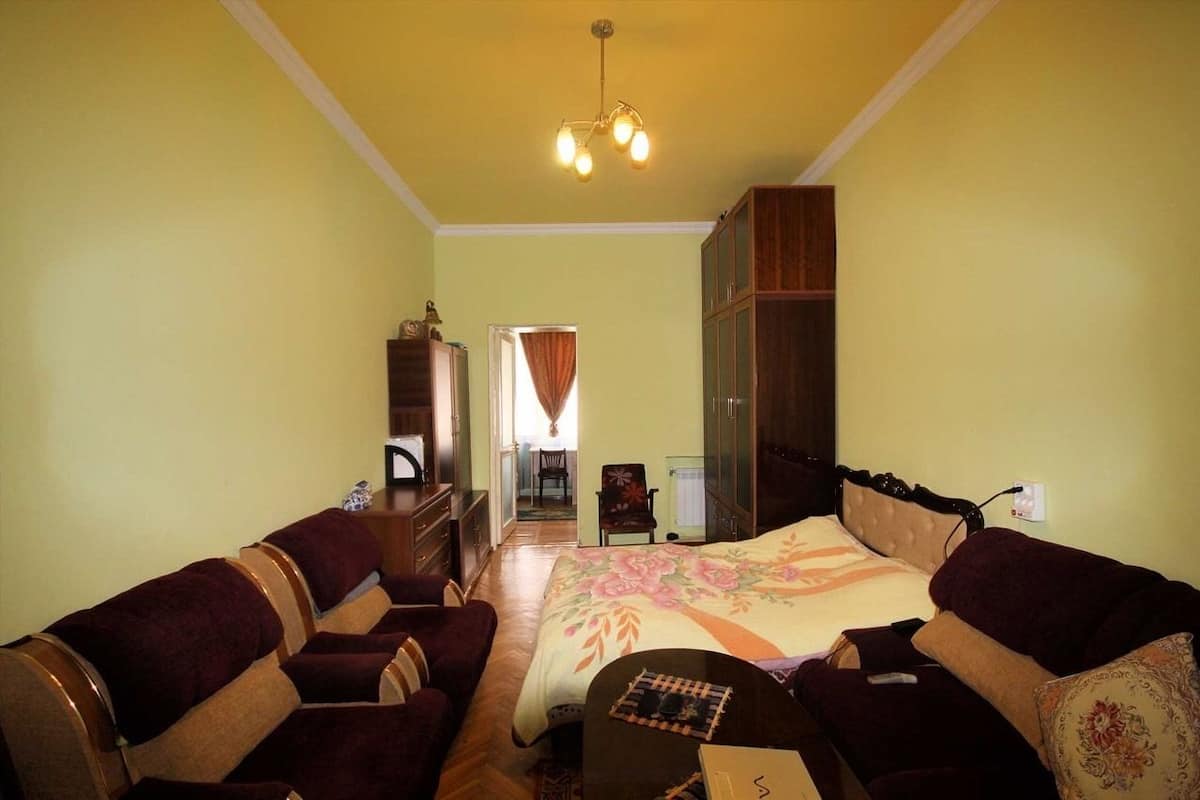 Tabla de planchar con plancha y ropa de cama