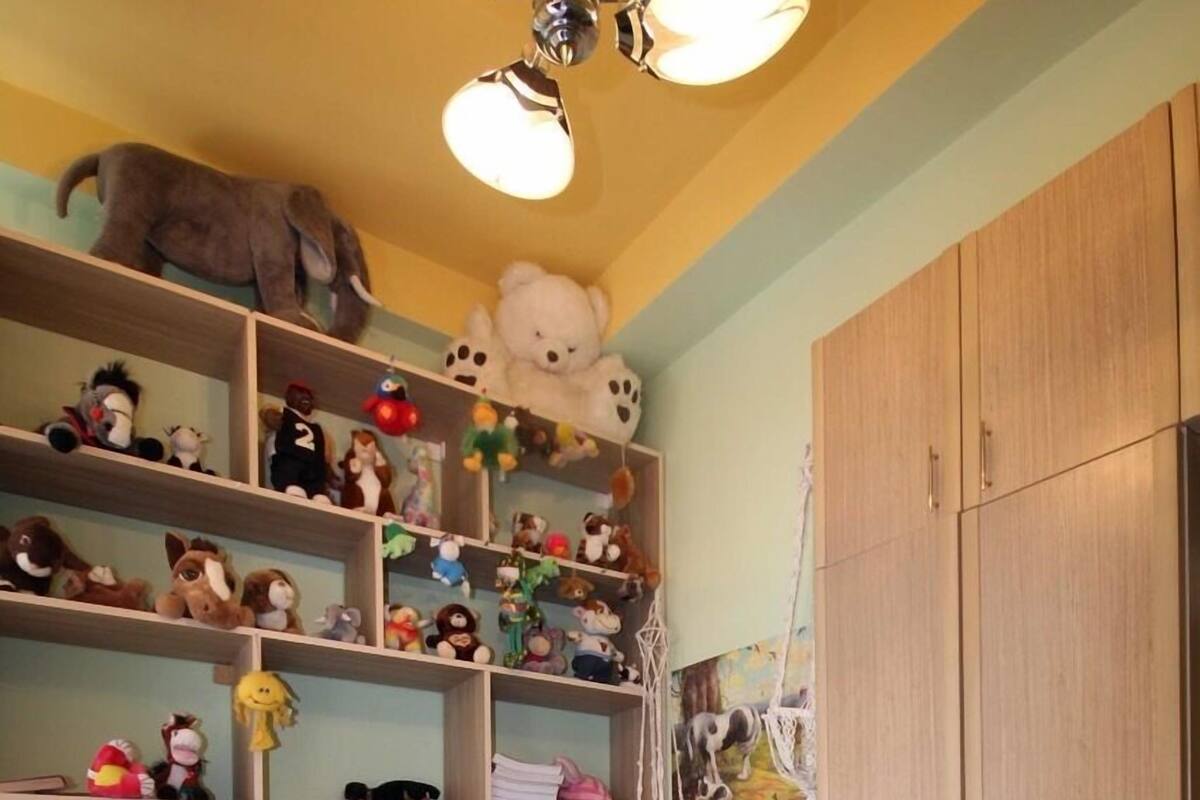 Tabla de planchar con plancha y ropa de cama