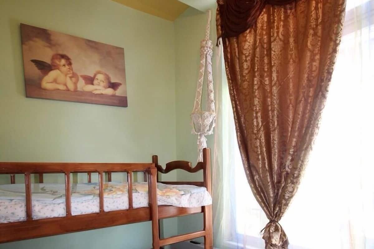 Tabla de planchar con plancha y ropa de cama
