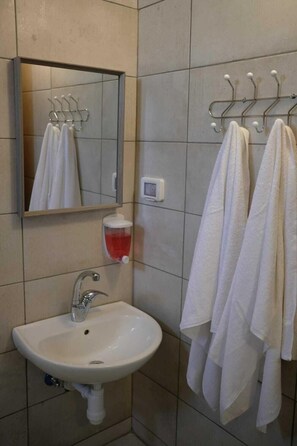Basic Shared Dormitory, Mixed Dorm, Non Smoking | Bathroom