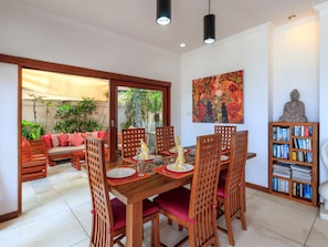 Villa familiale, 2 chambres | Repas dans la chambre