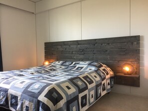 Habitación Premium con 1 cama doble o 2 individuales, 1 cama de matrimonio grande, no fumadores | Ropa de cama de alta calidad, decoración individual, cortinas opacas