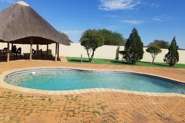 Kolam renang outdoor musiman