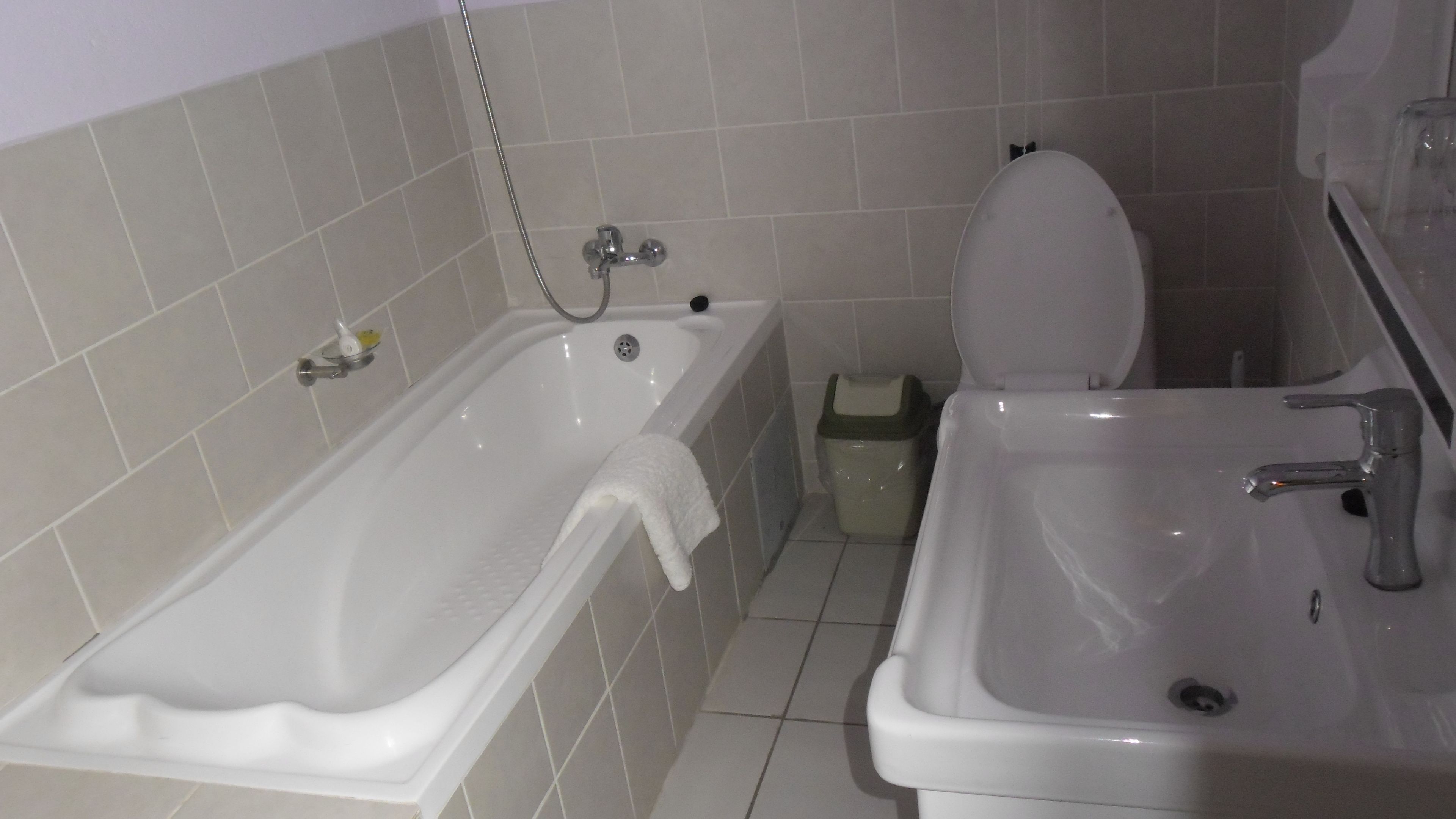 Kamar Double Basic, 1 Tempat Tidur Double, Bebas Asap Rokok | Kamar mandi | Bathtub, bathtub besar,  dan handuk