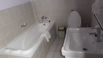 Kamar Double Basic, 1 Tempat Tidur Double, Bebas Asap Rokok | Kamar mandi | Bathtub, bathtub besar, dan handuk
