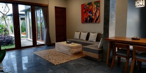 Flat-screen TV, DVD player - Anggira Villa Ubud (Ubud)