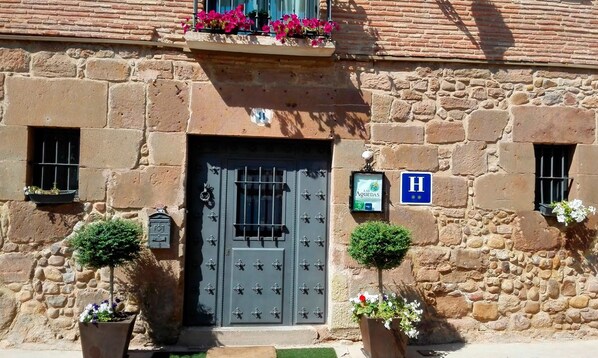 Property entrance - Hotel Las Aguedas (Ventosa)