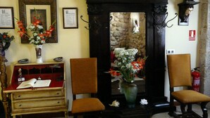 Lobby sitting area - Hotel Las Aguedas (Ventosa)