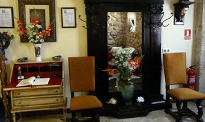 Lobby sitting area - Hotel Las Aguedas (Ventosa)