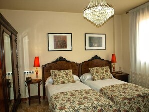 Twin Room, 2 Twin Beds, Non Smoking | In-room safe, soundproofing, free WiFi, bed sheets - Hotel Las Aguedas (Ventosa)