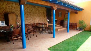 Outdoor dining - Hotel Las Aguedas (Ventosa)