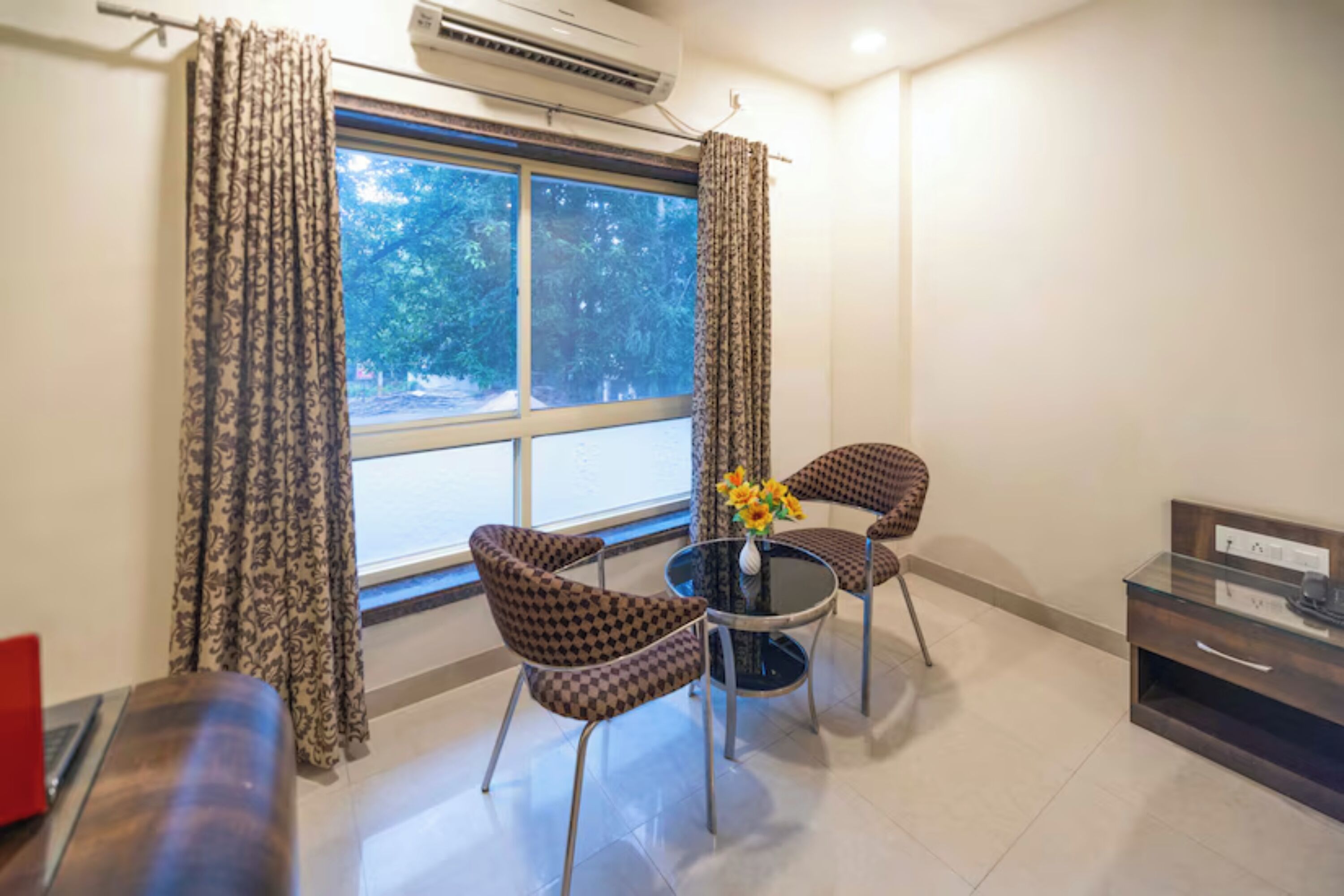 Elite Double Room | Desk, soundproofing