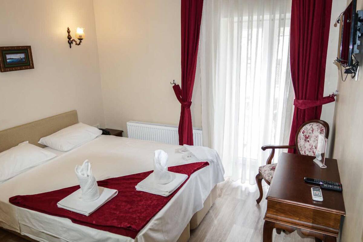 Standard Room | Egyptian cotton sheets, premium bedding, minibar, desk
