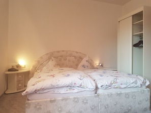 Comfort Double Room | Blackout curtains, iron/ironing board, free WiFi, bed sheets - Gästehaus Strieth (Oestrich-Winkel)