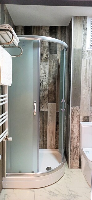 Panorama Studio Room | Badezimmer | Dusche, Regendusche, kostenlose Toilettenartikel, Haartrockner