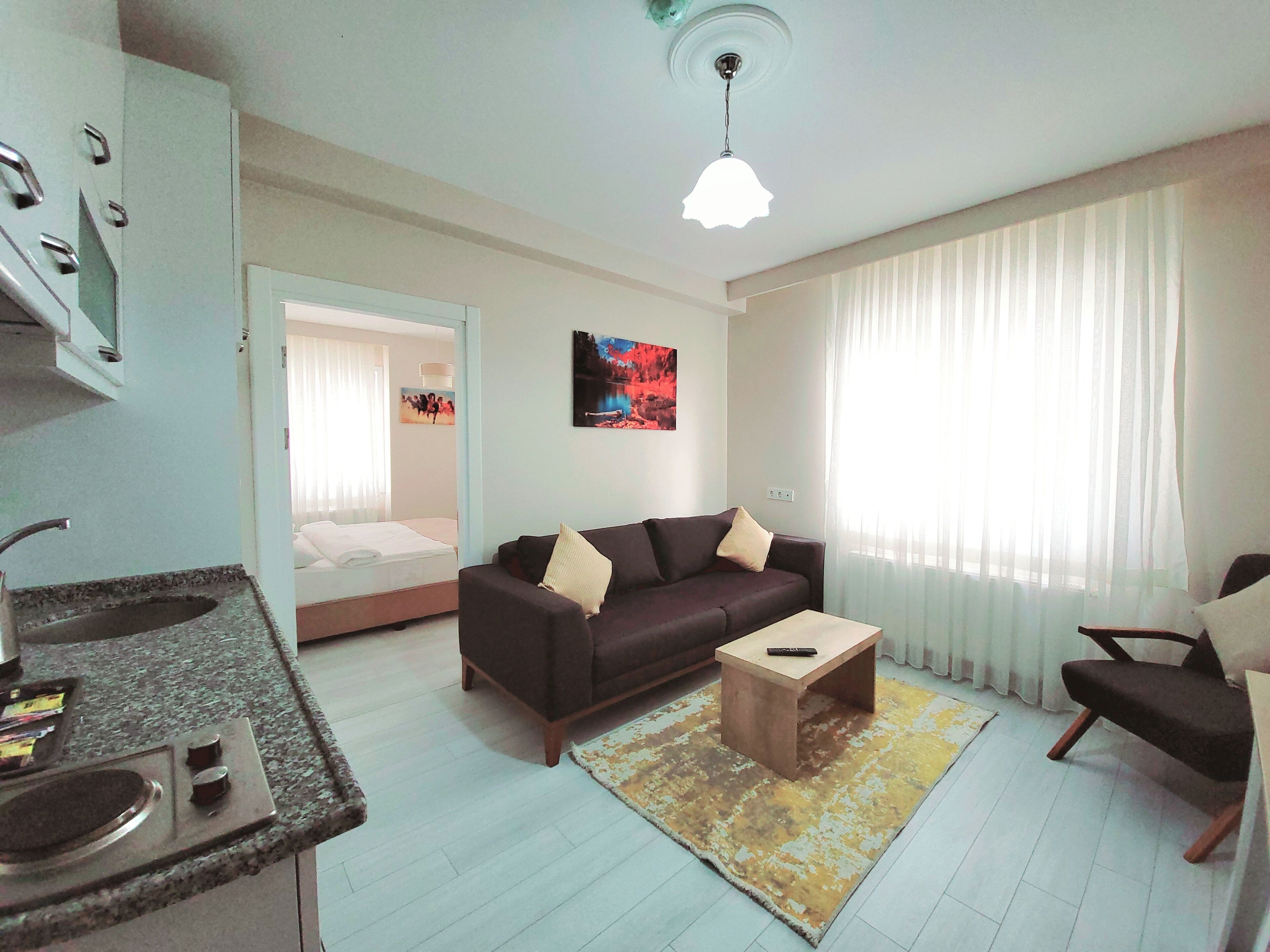 舒适套房 | 起居区 | 82-厘米LED 电视 （配备卫星频道）、电视