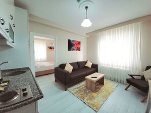 Suite – comfort | Oppholdsområde | En 82-centimeters LED-TV med Parabol-TV samt TV