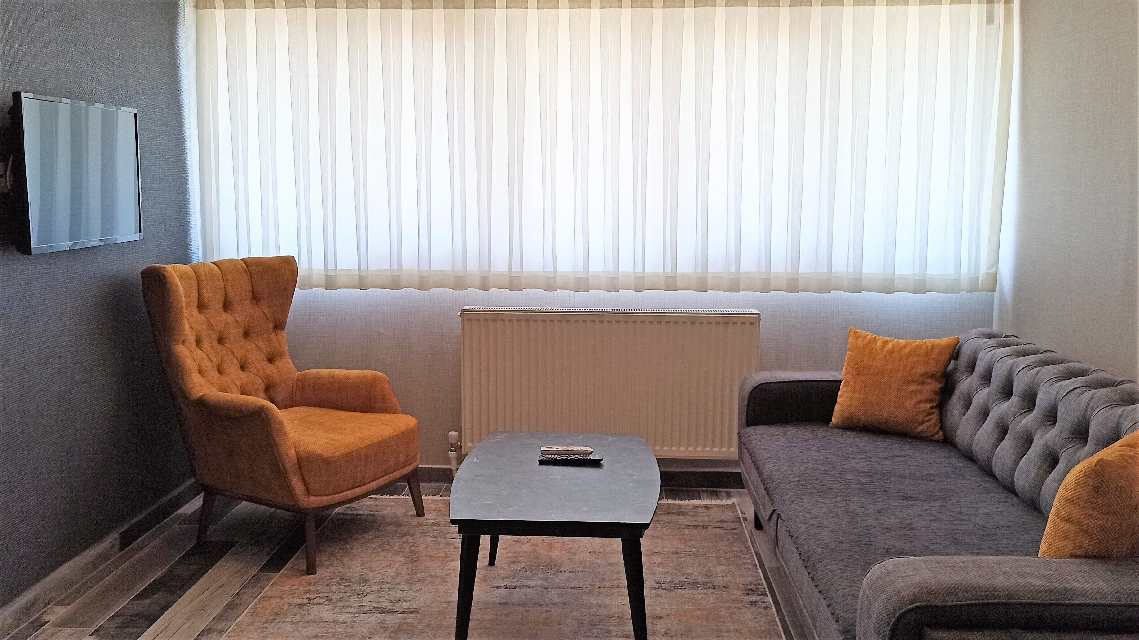 Panorama Sea View Suite | Ruang tamu | 82 cm televisyen LED dengan satelit, TV 