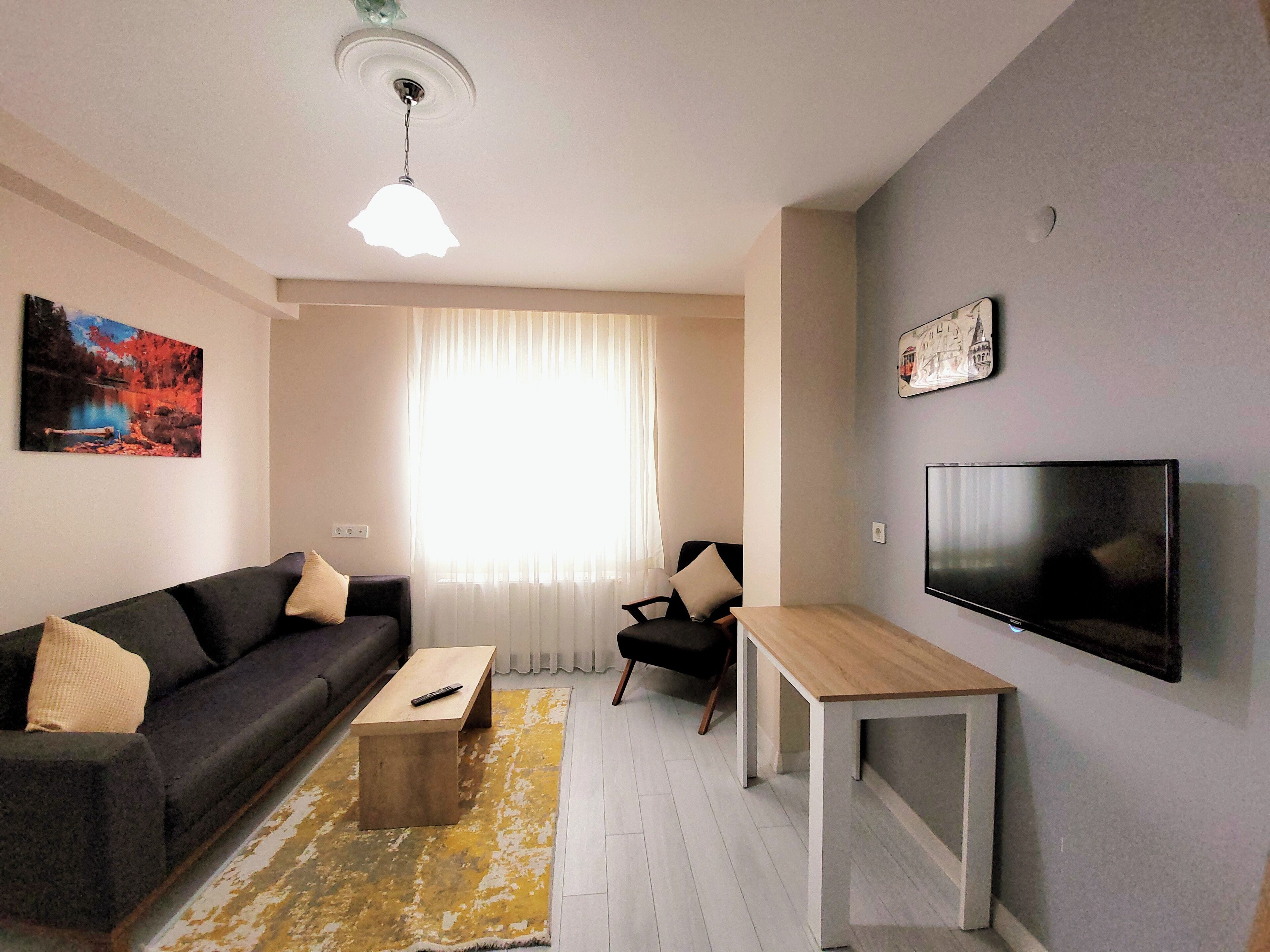 Comfort-Suite | Wohnbereich | 82-cm-LED-Fernseher mit Satellitenempfang, Fernseher