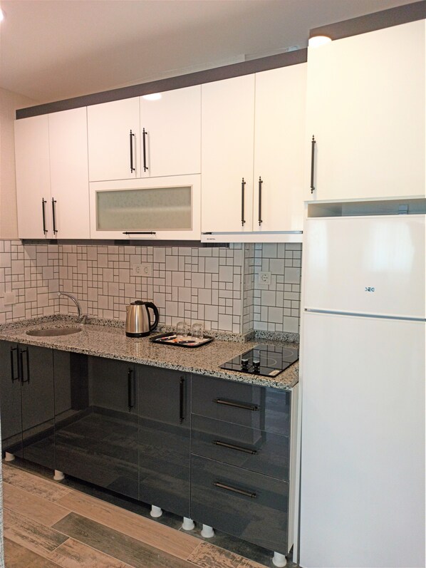 Panorama Deluxe Suite | Eigene Küche | Großer Kühlschrank, Herdplatte, Wasserkocher, Reinigungsartikel