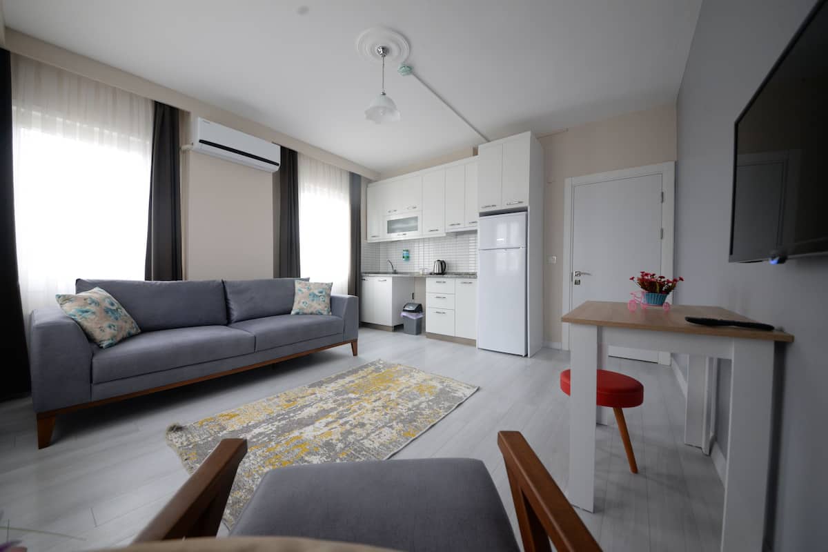 82-cm-LED-Fernseher mit Satellitenempfang, Fernseher