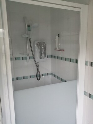 Comfort Chalet, 2 Bedrooms, Non Smoking (15) | Bathroom | Shower, towels - Dartmouth Holiday Chalets (Dartmouth)