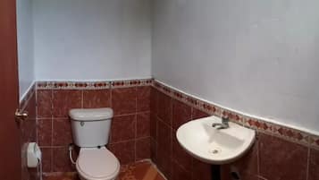 Bungalow cơ bản, 1 giường đôi, không hút thuốc, phòng tắm riêng | Phòng tắm | Buồng tắm vòi sen, khăn tắm, giấy vệ sinh